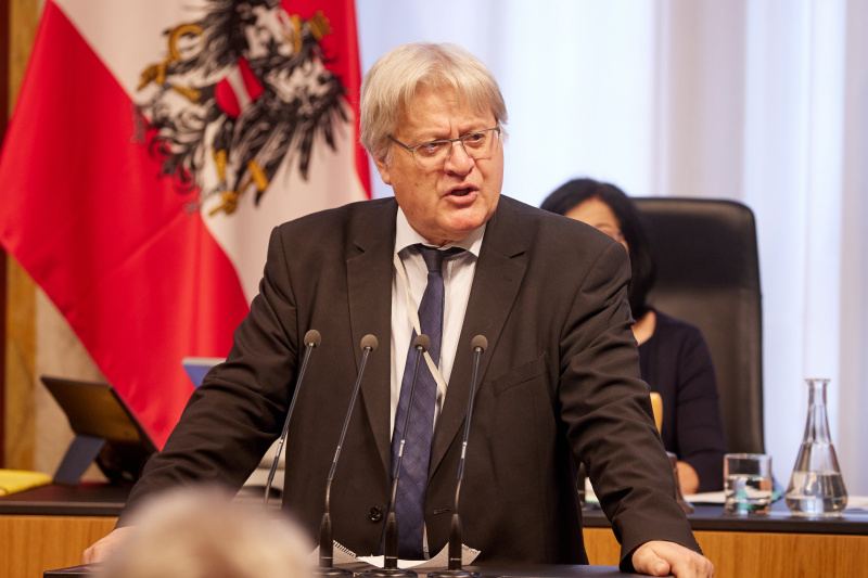 Am Redner:innenpult Bundesrat Stefan Schennach (SPÖ)