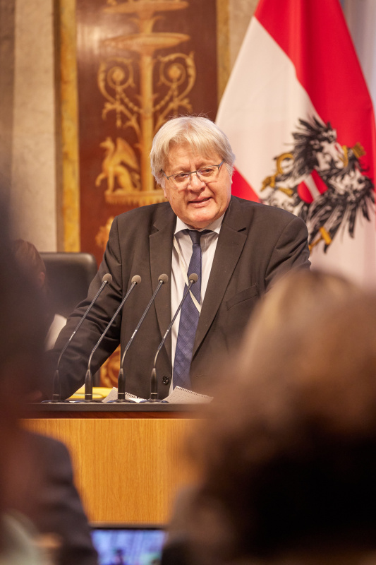 Am Redner:innenpult Bundesrat Stefan Schennach (SPÖ)