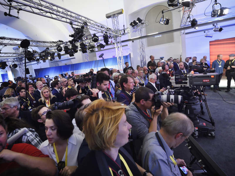 MedienvertreterInnen im Camineum