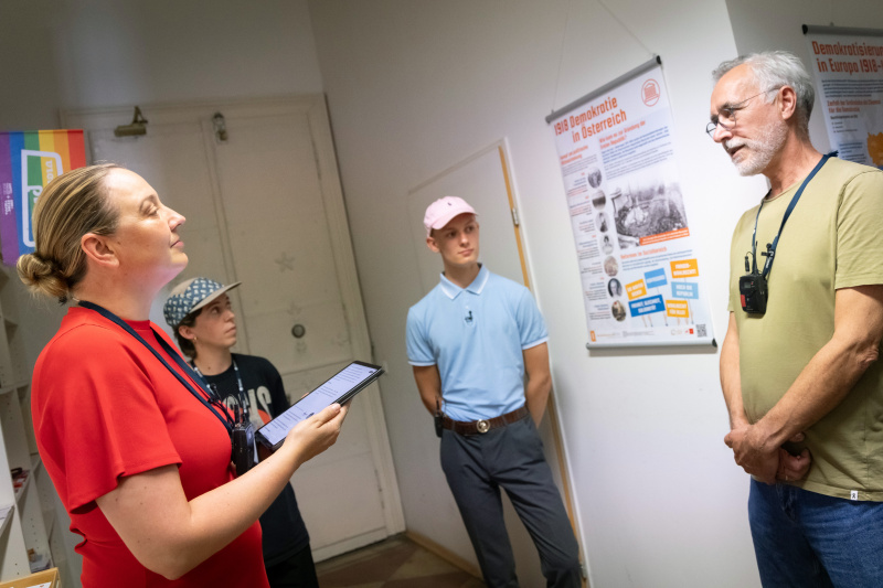 Von rechts: Leiter des Demokratiezentrums Dirk Lange, Schüler, Lehramtstudentin, Host Tatjana Lukáš