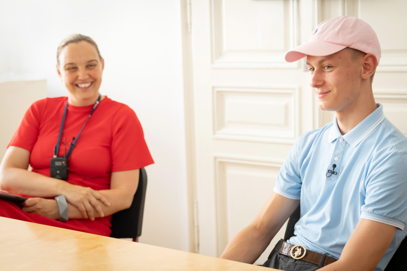 Von links: Host Tatjana Lukáš, Schüler