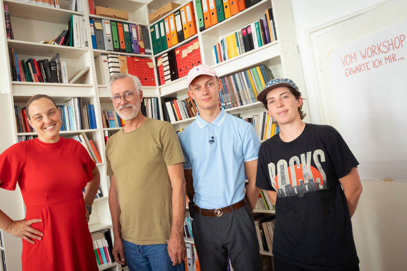 Gruppenfoto. Von links: Host Tatjana Lukáš, Leiter des Demokratiezentrums Dirk Lange, Schüler, Lehramtstudentin