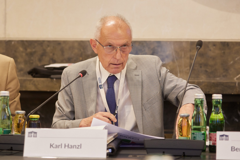 Vortrag II: Durchgehende Bildungsangebote aller autochthonen Volksgruppensprachen in Wien, aufbauend am Beispiel der "Komensky"-Schule - Eine Projektpräsentation. Obmann Schulverein "Komensky" & Vorsitzender im Volksgruppenbeirat Karl Hanzl