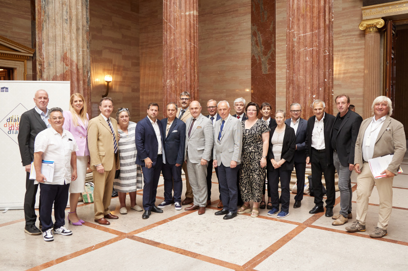 Von links: Bürgermeister der Gemeinde Globasnitz/Globasnica & Vorsitzender der Gemeinschaft der Kärntner Slowenen und Sloweninnen Bernard Sadovnik, Emmerich Gärtner-Horvath, Bundesrätin Isabella Theuermann (FPÖ), Nationalratsabgeordneter Nikolaus Berlakovich (ÖVP), Nationalratsabgeordnete Eva Blimlinger (GRÜNE), Nationalratsabgeordneter Michael Bernhard (NEOS), Veranstaltungsteilnehmer, Paul Rodt, Nationalratspräsident Wolfgang Sobotka (ÖVP), Fortunat Olip, Obmann Schulverein Komensky & Vorsitzender im Volksgruppenbeirat Karl Hanzl, Parlamentsdirektor Harald Dossi, Nadja Kramer ARGE privater zwei- und mehrsprachiger Kindergärten, Veranstaltungsteilnehmerin, Brigitta Busch Universität Wien und Universität Stellenbosch, Vladimir Mlynar, Veranstaltungsteilnehmer, Nationalratsabgeordneter Christian Drobits (SPÖ), Attila Somogyi