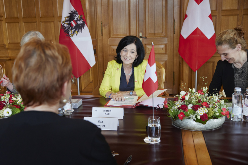 Arbeitsgespräch. Von links: Bundesratspräsidentin Margit Göll (ÖVP), Delegationsmitglied Angelika Hable