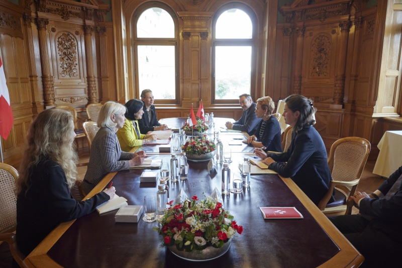 Arbeitsgespräch. Linke Tischhälfte: Österreichische Delegation unter der Leitung von Bundesratspräsidentin Margit Göll (ÖVP) (3. von links). Rechte Tischhälfte: Schweizer Delegation unter der Leitung von Ständeratspräsidentin Eva Herzog (2. von links)