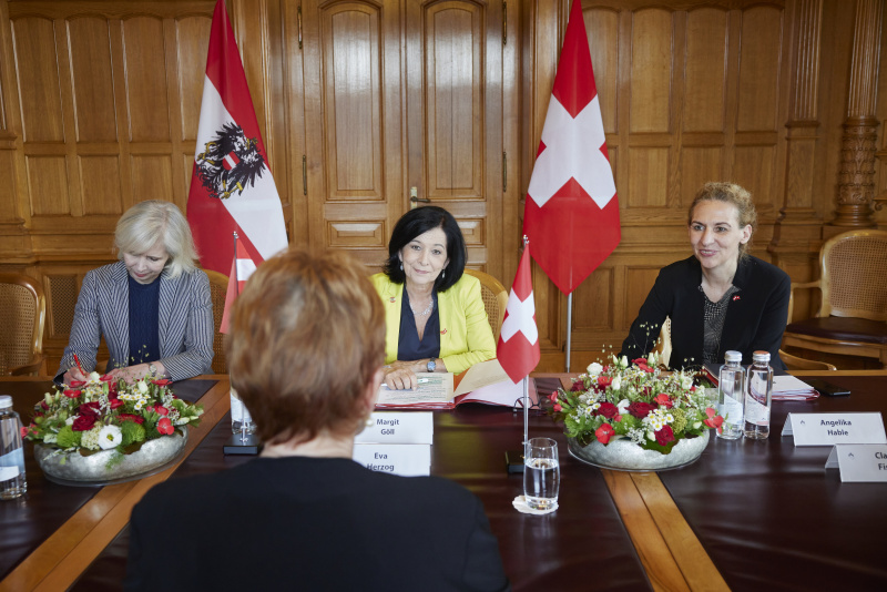 Arbeitsgespräch. Österreichische Delegation unter der Leitung von Margit Göll (ÖVP) (Mitte)