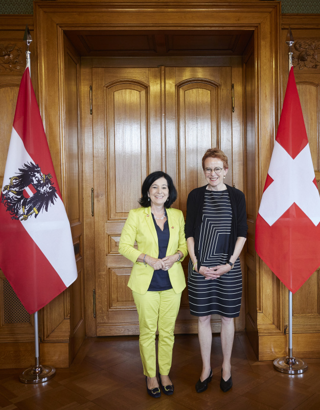 Fahnenfoto. Von links: Bundesratspräsidentin Margit Göll (ÖVP), Ständeratspräsidentin Eva Herzog