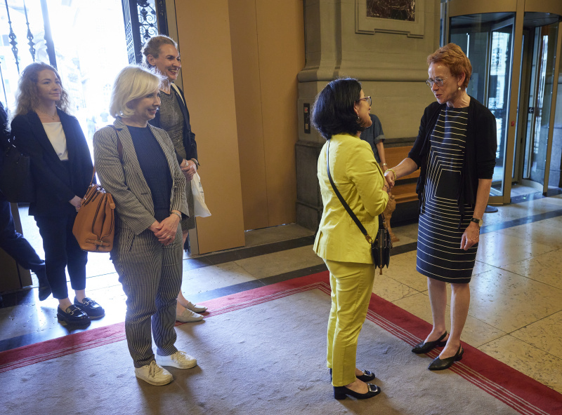 Empfang im Schweizer Parlament. Von rechts: Ständeratspräsidentin Eva Herzog, Bundesratspräsidentin Margit Göll (ÖVP)