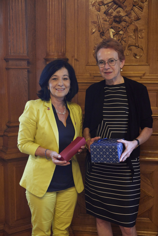 Gastgeschenke. Von links: Bundesratspräsidentin Margit Göll (ÖVP), Ständeratspräsidentin Eva Herzog