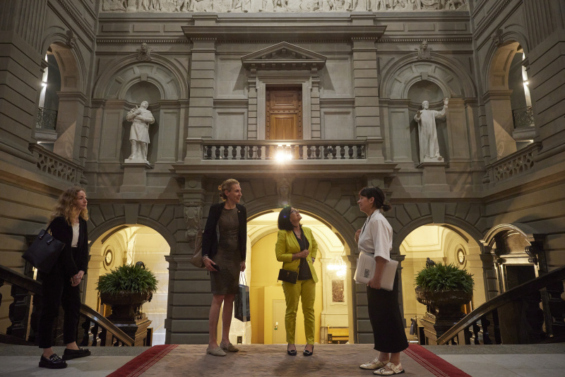 Führung durch das Schweizer Parlament. Österreichische Delegation unter der Leitung von Bundesratspräsidentin Margit Göll (ÖVP) (Mitte)