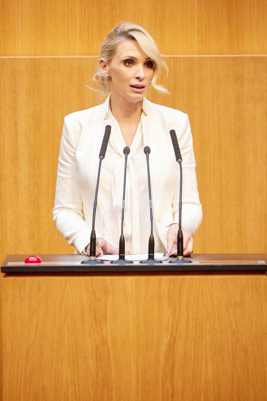 Am Redner:innenpult Nationalratsabgeordnete Pia Philippa Beck