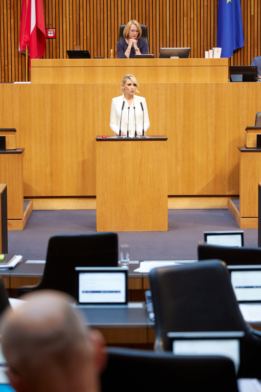 Am Redner:innenpult Nationalratsabgeordnete Pia Philippa Beck