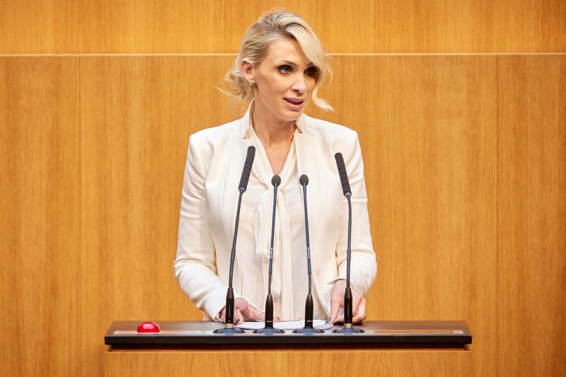 Am Redner:innenpult Nationalratsabgeordnete Pia Philippa Beck