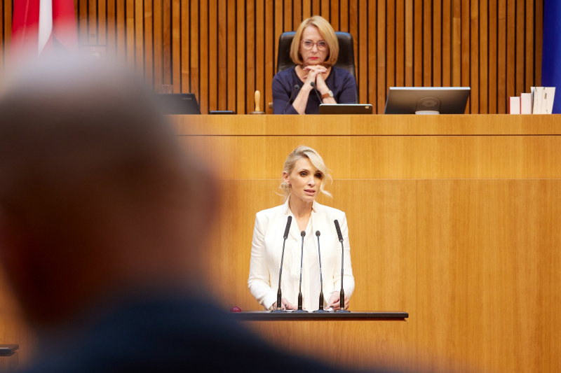 Am Redner:innenpult Nationalratsabgeordnete Pia Philippa Beck
