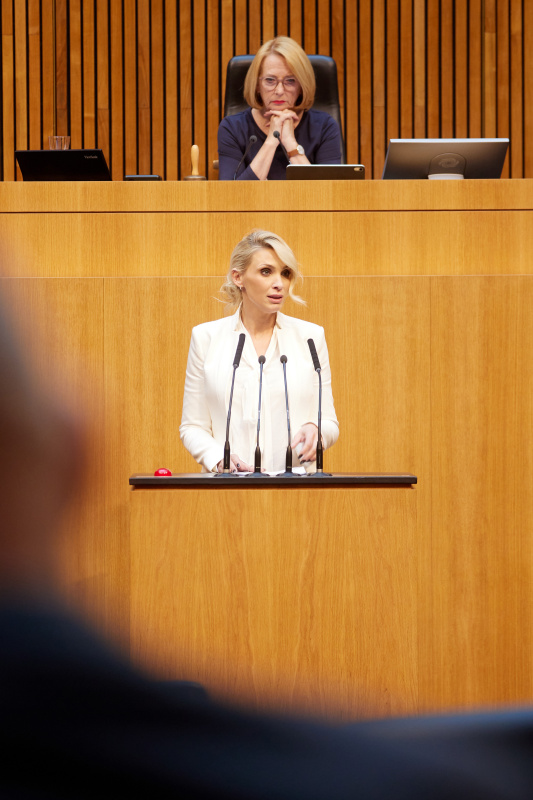 Am Redner:innenpult Nationalratsabgeordnete Pia Philippa Beck