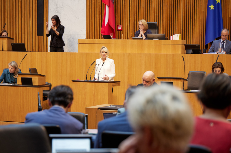 Am Redner:innenpult Nationalratsabgeordnete Pia Philippa Beck