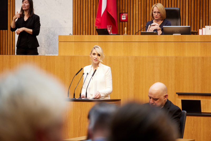 Am Redner:innenpult Nationalratsabgeordnete Pia Philippa Beck