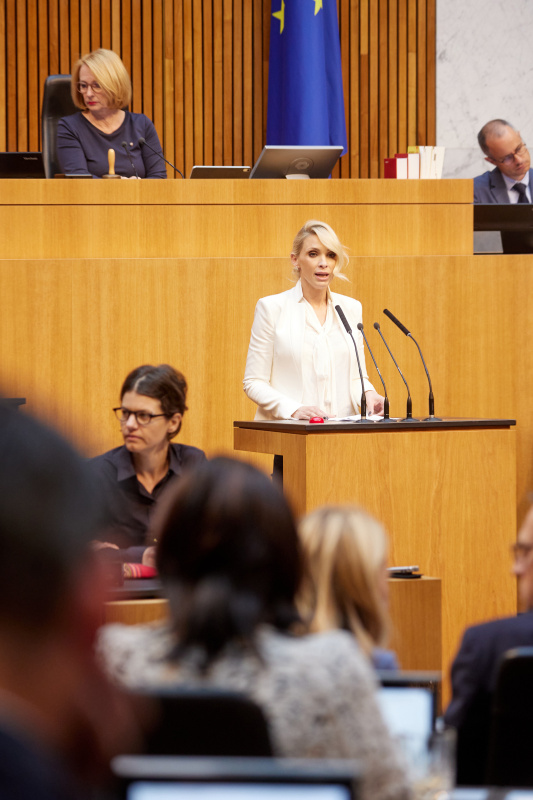 Am Redner:innenpult Nationalratsabgeordnete Pia Philippa Beck