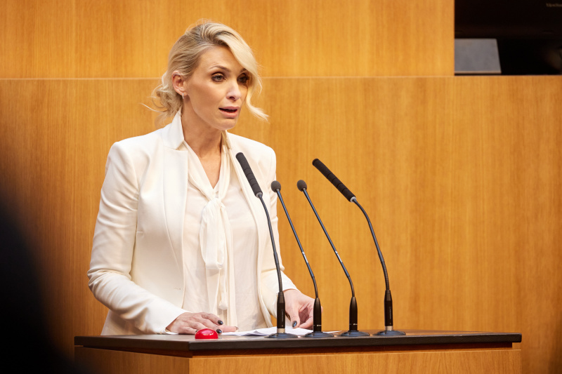 Am Redner:innenpult Nationalratsabgeordnete Pia Philippa Beck