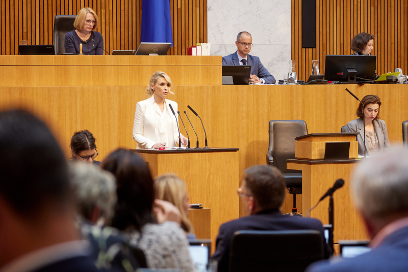 Am Redner:innenpult Nationalratsabgeordnete Pia Philippa Beck