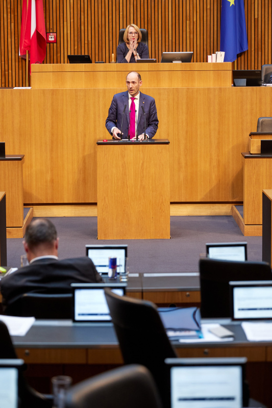 Am Redner:innenpult Nationalratsabgeordneter Karl-Arthur Arlamovsky (NEOS)