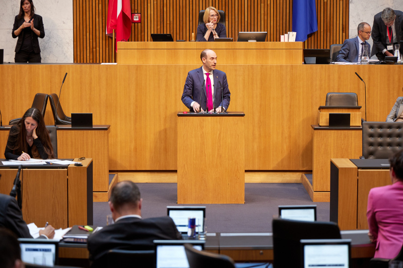 Am Redner:innenpult Nationalratsabgeordneter Karl-Arthur Arlamovsky (NEOS)