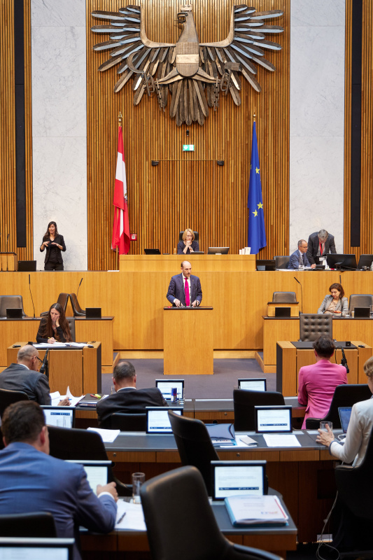 Am Redner:innenpult Nationalratsabgeordneter Karl-Arthur Arlamovsky (NEOS)