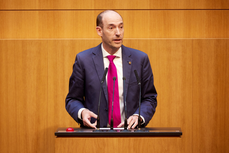 Am Redner:innenpult Nationalratsabgeordneter Karl-Arthur Arlamovsky (NEOS)
