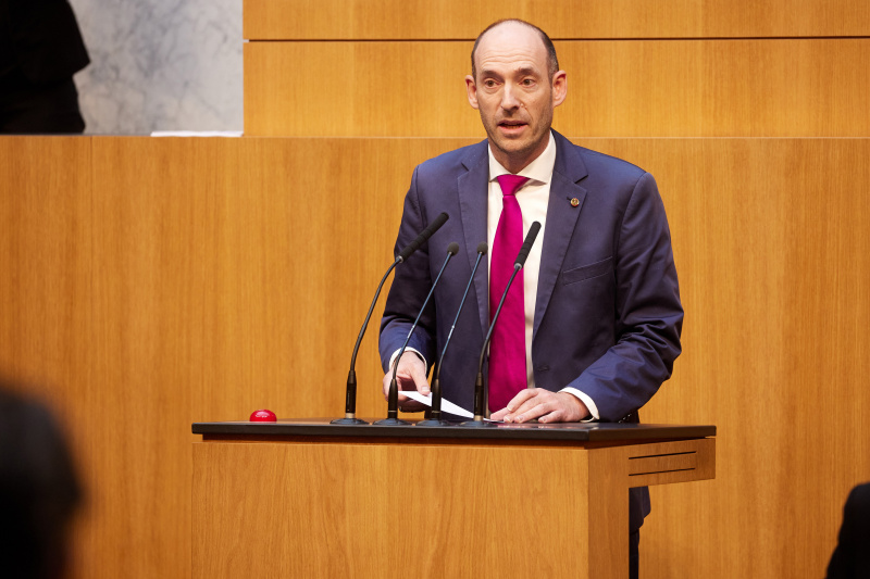 Am Redner:innenpult Nationalratsabgeordneter Karl-Arthur Arlamovsky (NEOS)