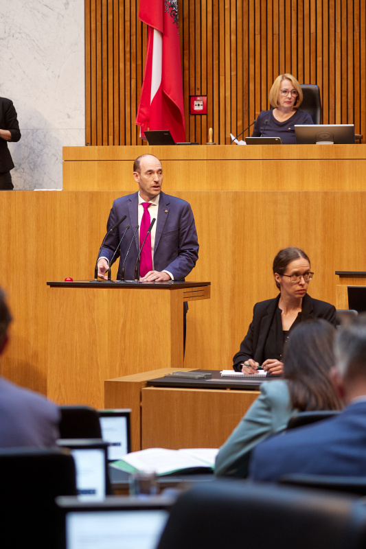 Am Redner:innenpult Nationalratsabgeordneter Karl-Arthur Arlamovsky (NEOS)