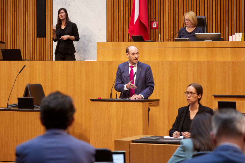 Am Redner:innenpult Nationalratsabgeordneter Karl-Arthur Arlamovsky (NEOS)