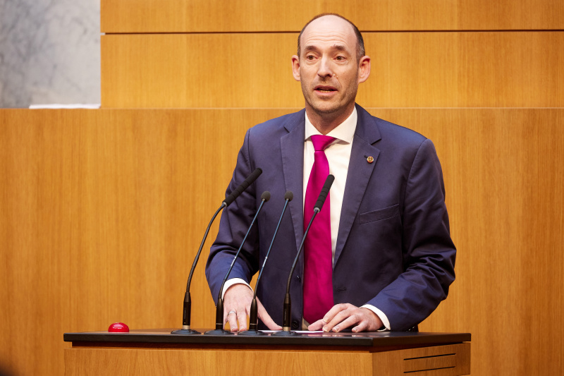 Am Redner:innenpult Nationalratsabgeordneter Karl-Arthur Arlamovsky (NEOS)
