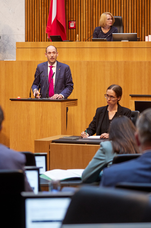 Am Redner:innenpult Nationalratsabgeordneter Karl-Arthur Arlamovsky (NEOS)