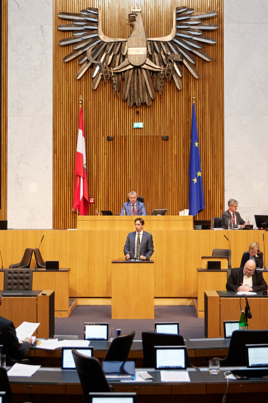 Am Redner:innenpult Nationalratsabgeordneter Joachim Schnabel (ÖVP)