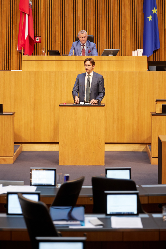 Am Redner:innenpult Nationalratsabgeordneter Joachim Schnabel (ÖVP)