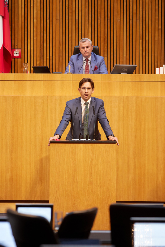 Am Redner:innenpult Nationalratsabgeordneter Joachim Schnabel (ÖVP)