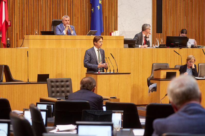 Am Redner:innenpult Nationalratsabgeordneter Joachim Schnabel (ÖVP)