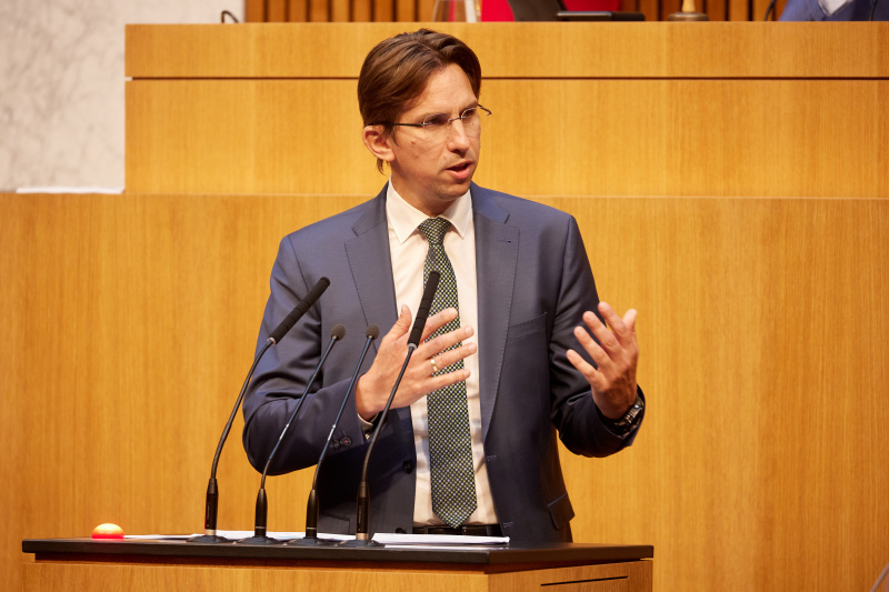 Am Redner:innenpult Nationalratsabgeordneter Joachim Schnabel (ÖVP)