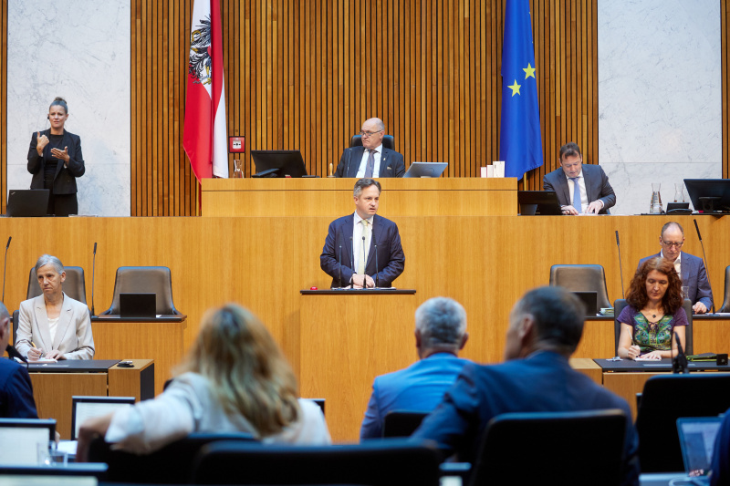 Am Redner:innenpult Nationalratsabgeordneter Johannes Schmuckenschlager (ÖVP)