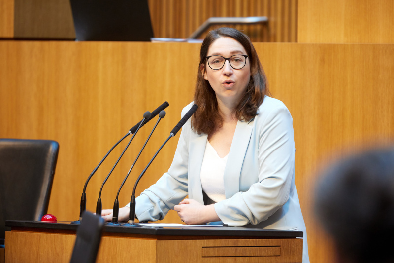 Am Redner:innenpult Nationalratsabgeordnete Julia Elisabeth Herr (SPÖ)