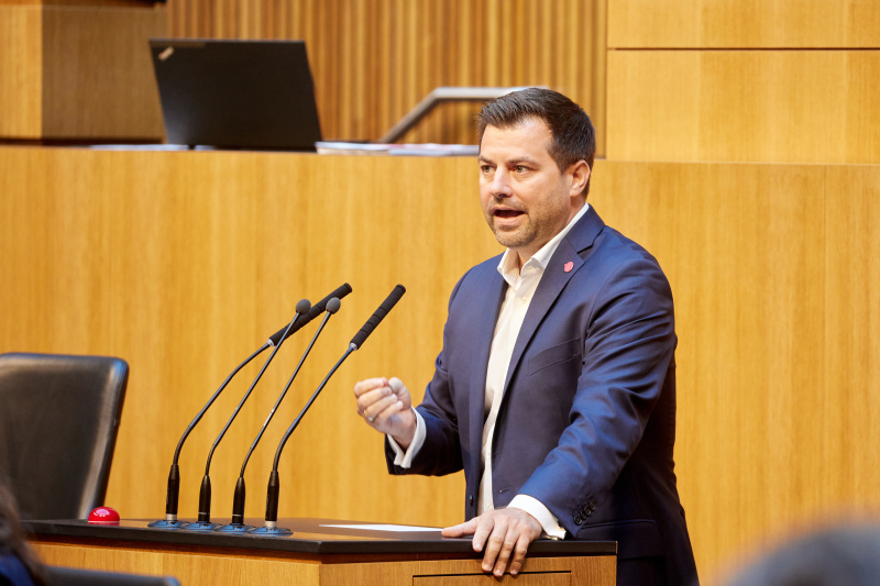 Am Redner:innenpult Nationalratsabgeordneter Michael Bernhard (NEOS)