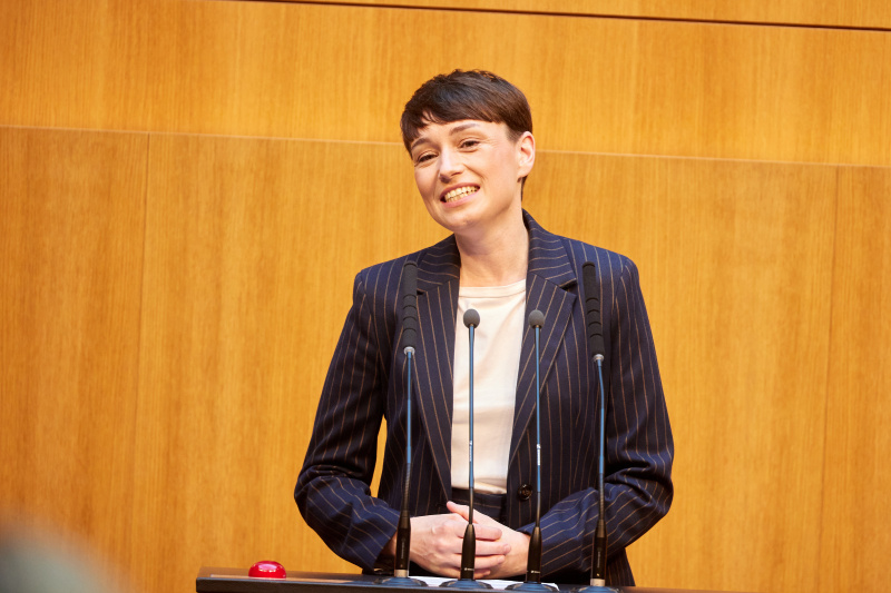 Am Redner:innenpult Klubobfrau Sigrid Maurer (GRÜNE)