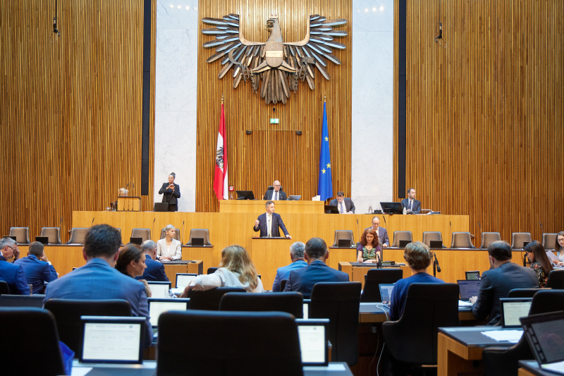 Am Redner:innenpult Nationalratsabgeordneter Johannes Schmuckenschlager (ÖVP)