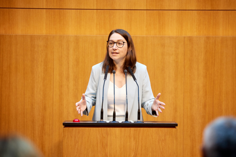 Am Redner:innenpult Nationalratsabgeordnete Julia Elisabeth Herr (SPÖ)