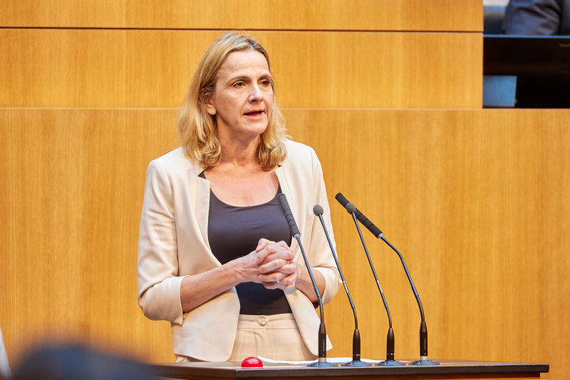 Am Redner:innenpult Nationalratsabgeordnete Dagmar Belakowitsch (FPÖ)