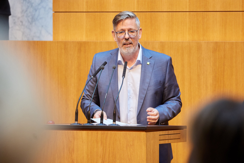 Am Redner:innenpult Nationalratsabgeordneter Ralph Schallmeiner (GRÜNE)