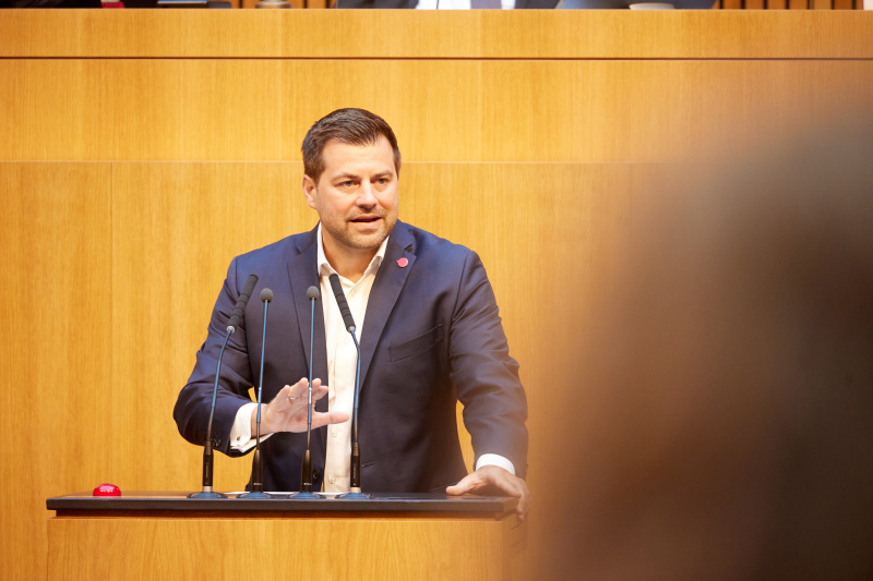 Am Redner:innenpult Nationalratsabgeordneter Michael Bernhard (NEOS)