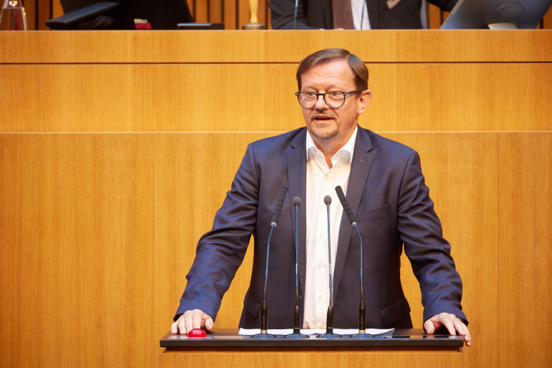 Am Redner:innenpult Nationalratsabgeordneter Rudolf Silvan (SPÖ)