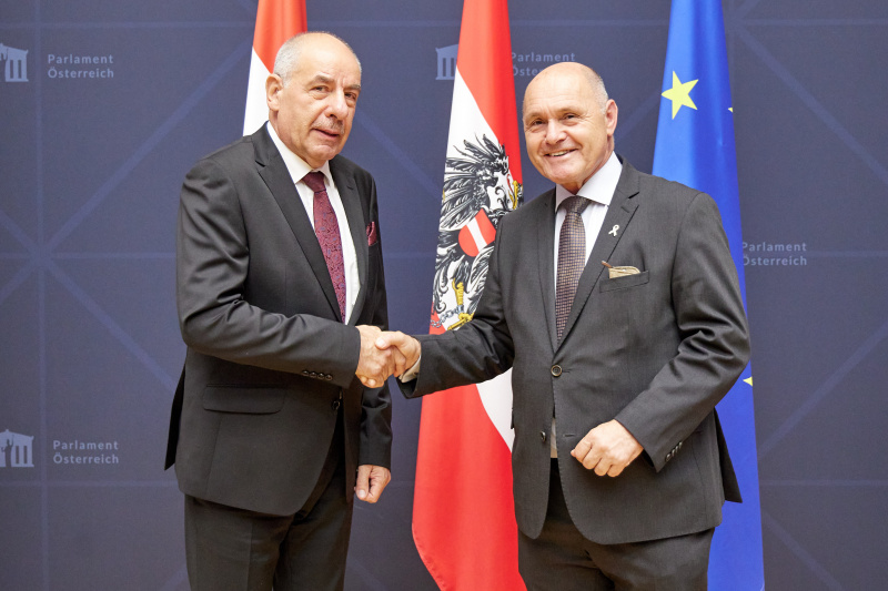 Fahnenfoto. Von rechts: Nationalratspräsident Wolfgang Sobotka (ÖVP), Staatspräsident von Ungarn Tamás Sulyok